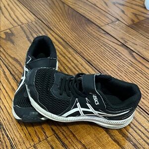 ASICS Kids Black/White Athletic Shoes